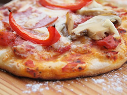 Funghi pizza zubereiten